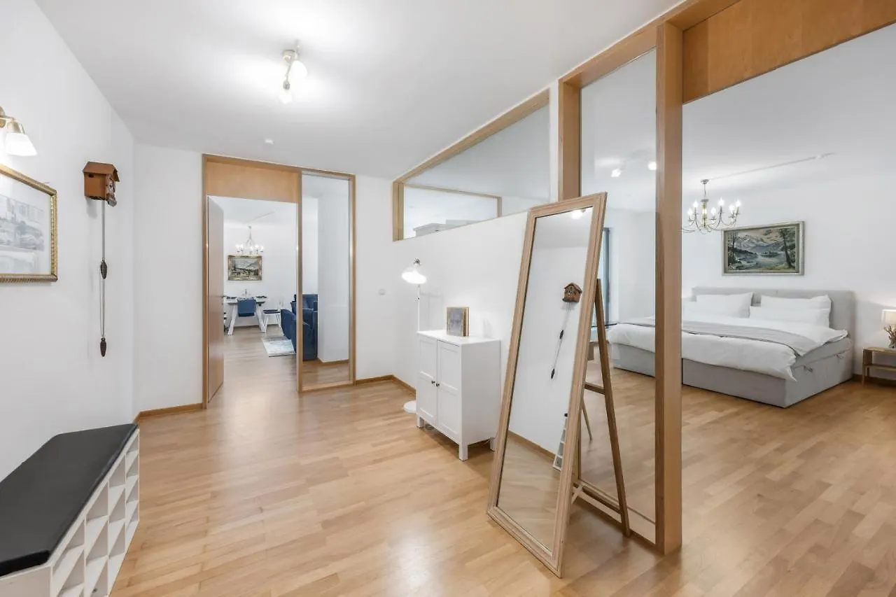 Zwei Zimmer Wohnung Im Stadtzentrum Mit Tiefgaragenplatz Munich Germany